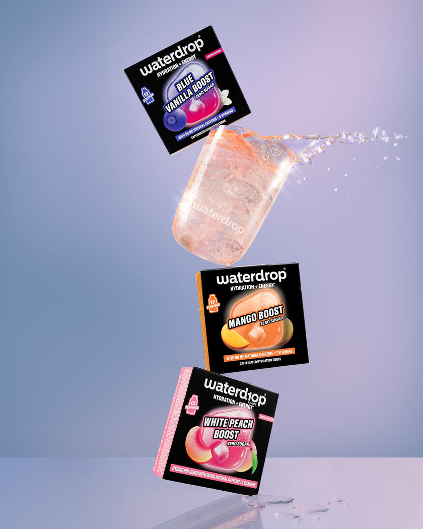 Plutajući Waterdrop Boost paketići lebdire na plavom gradijentu.