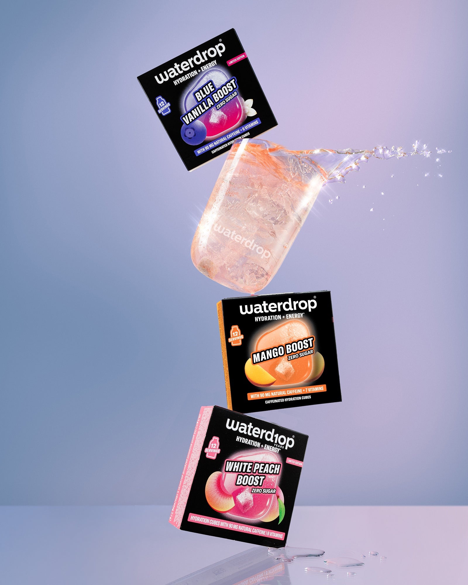 Plutajući Waterdrop Boost paketići lebdire na plavom gradijentu.